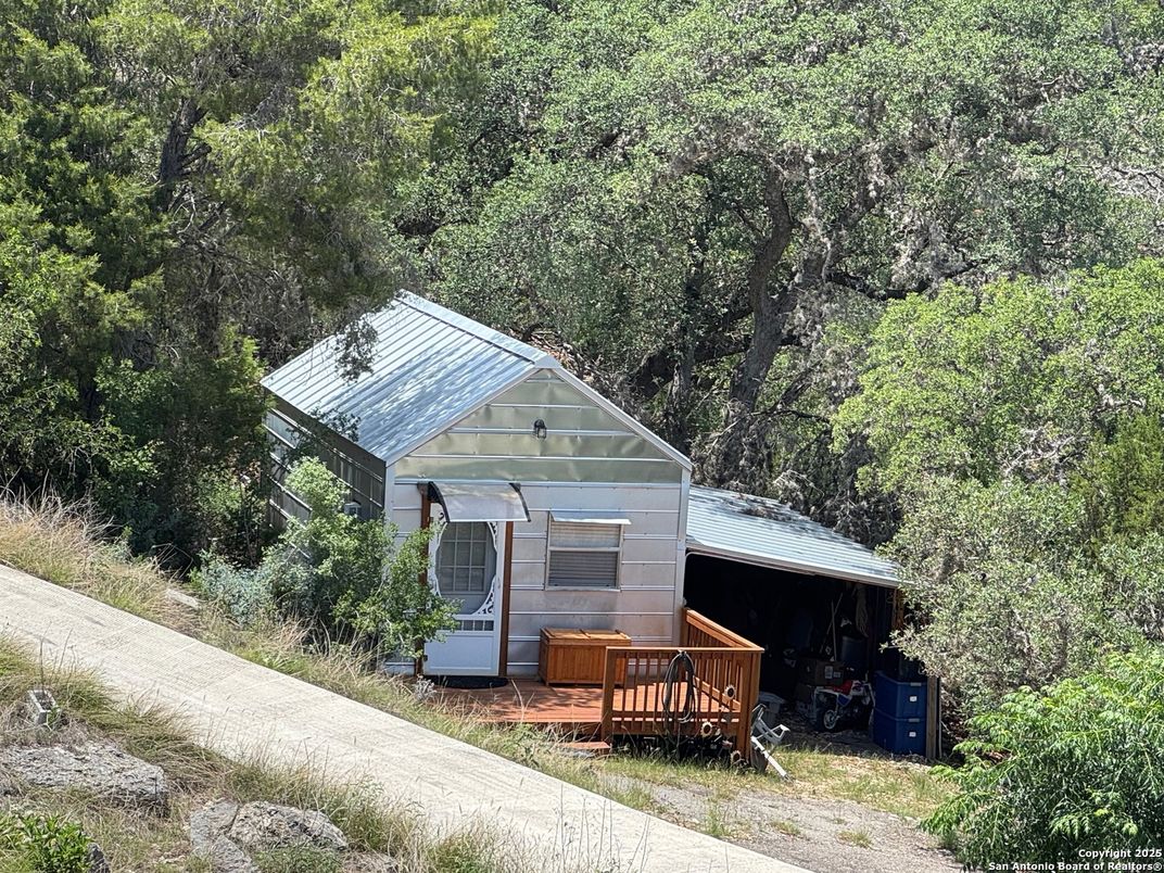 Exterior, Drone