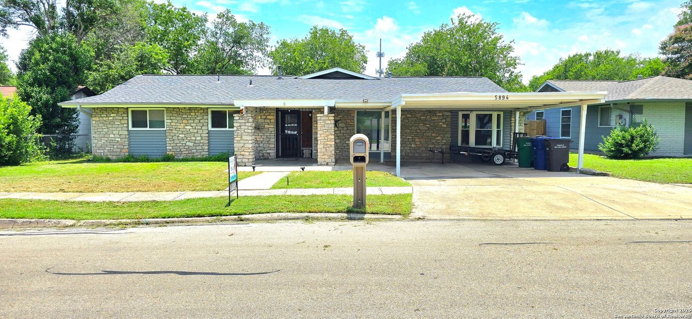 Exterior, Facade, Ranch