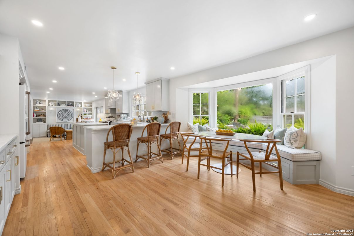 Dining room, Interior, Kitchen, Pendant Lights, Recessed Lighting, Wood Texture Flooring