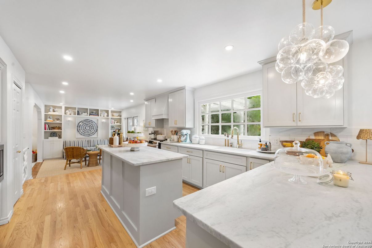 Dining room, Interior, Kitchen, Pendant Lights, Recessed Lighting, Wood Texture Flooring