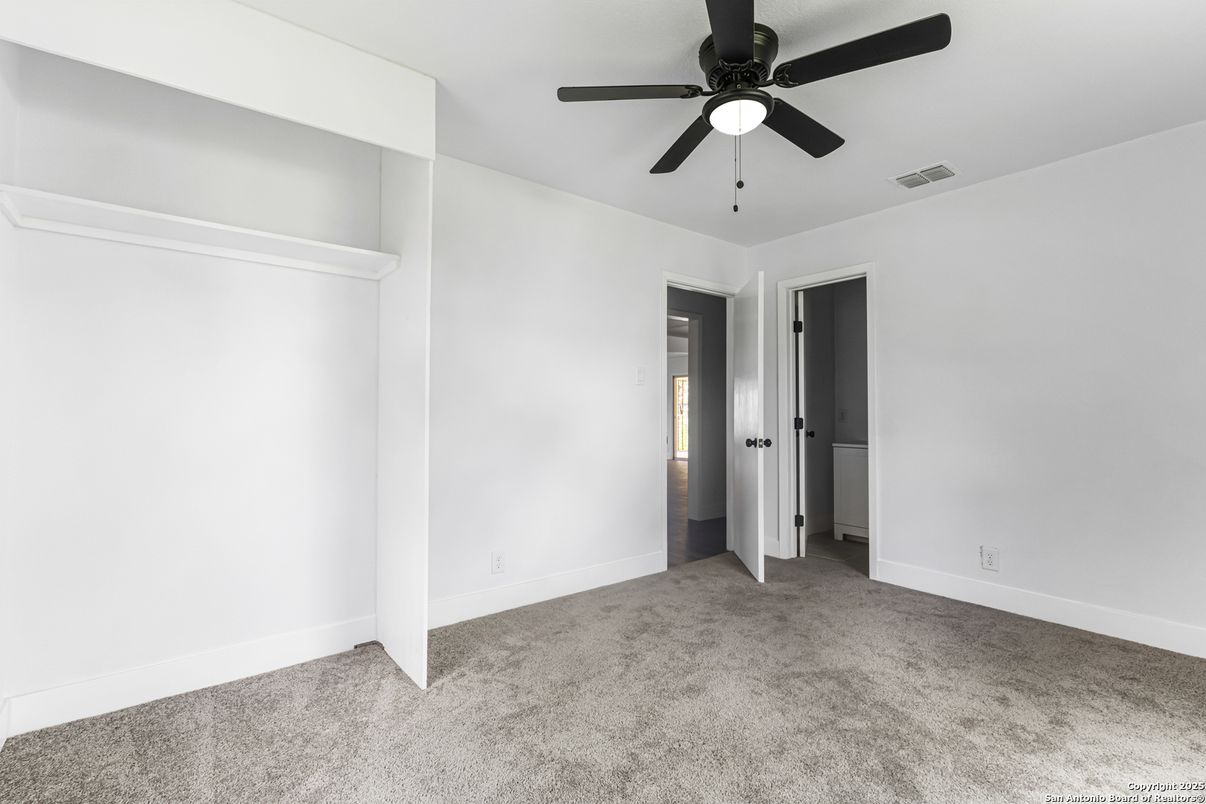 Empty room, Interior