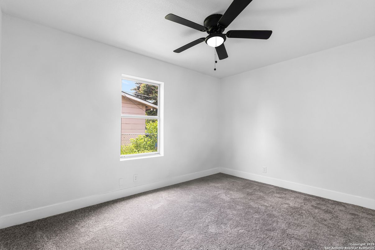 Empty room, Interior
