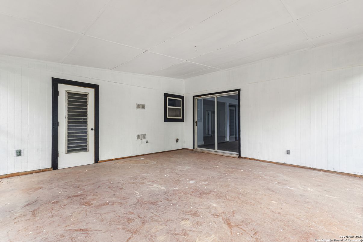 Empty room, Interior