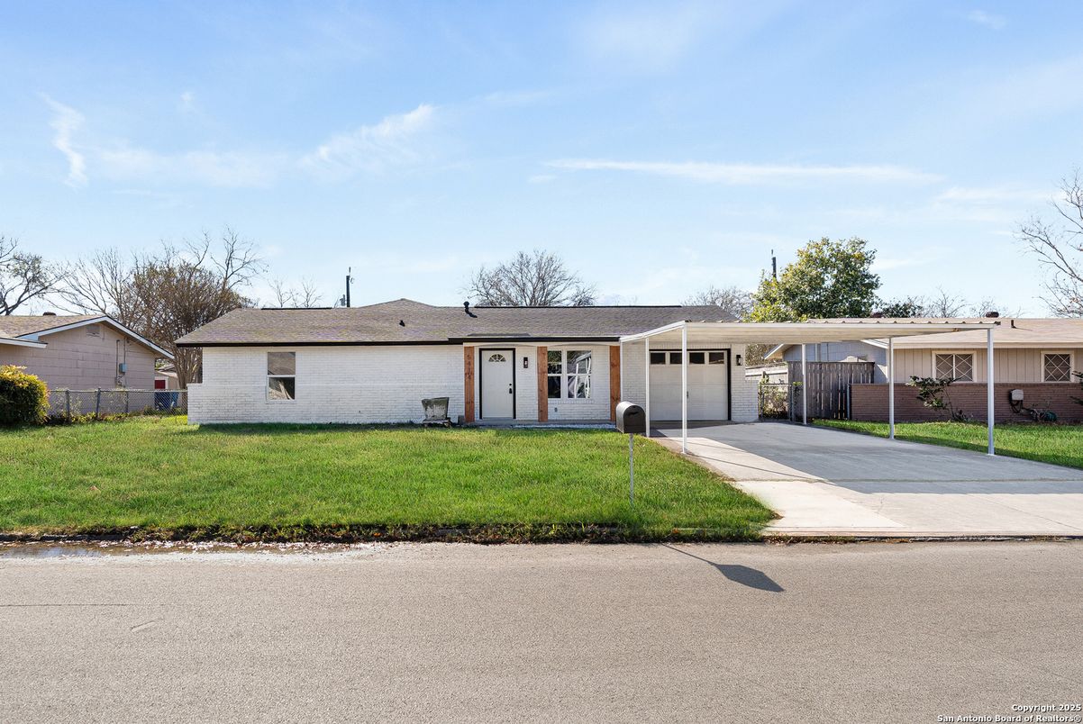 Attached, Exterior, Facade, Ranch