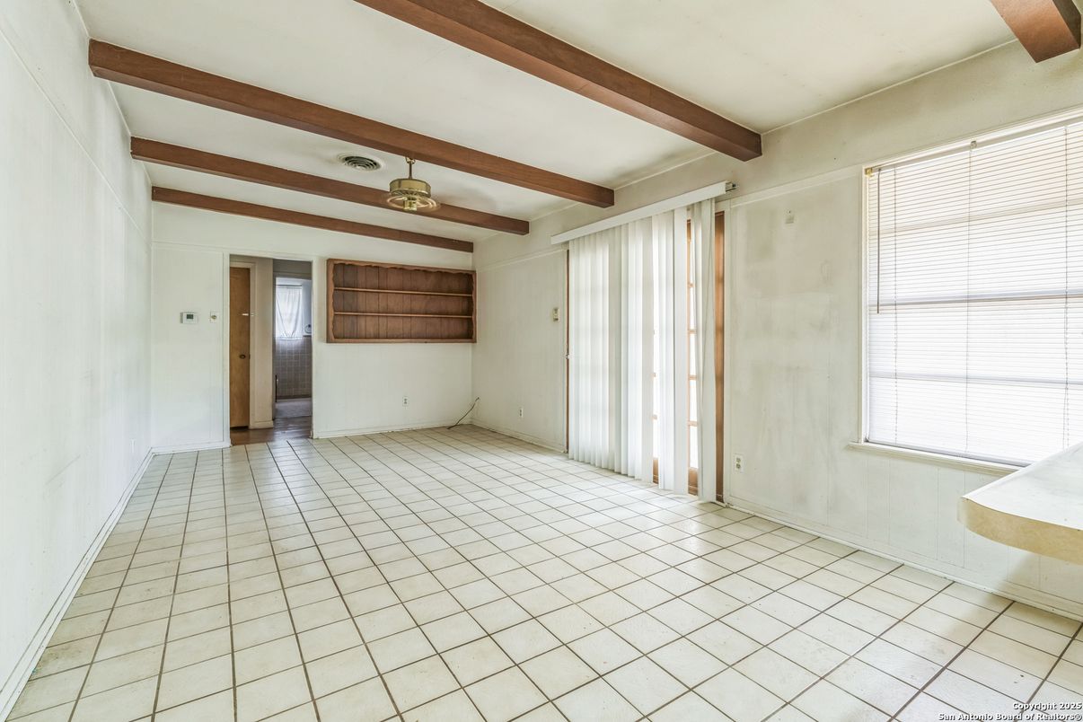 Empty room, Interior, Wooden Beams