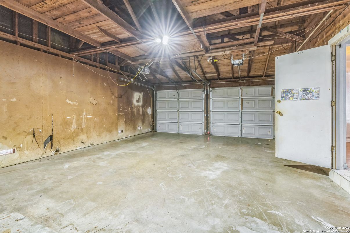 Garage, Interior, Wooden Beams, Wooden Ceilings