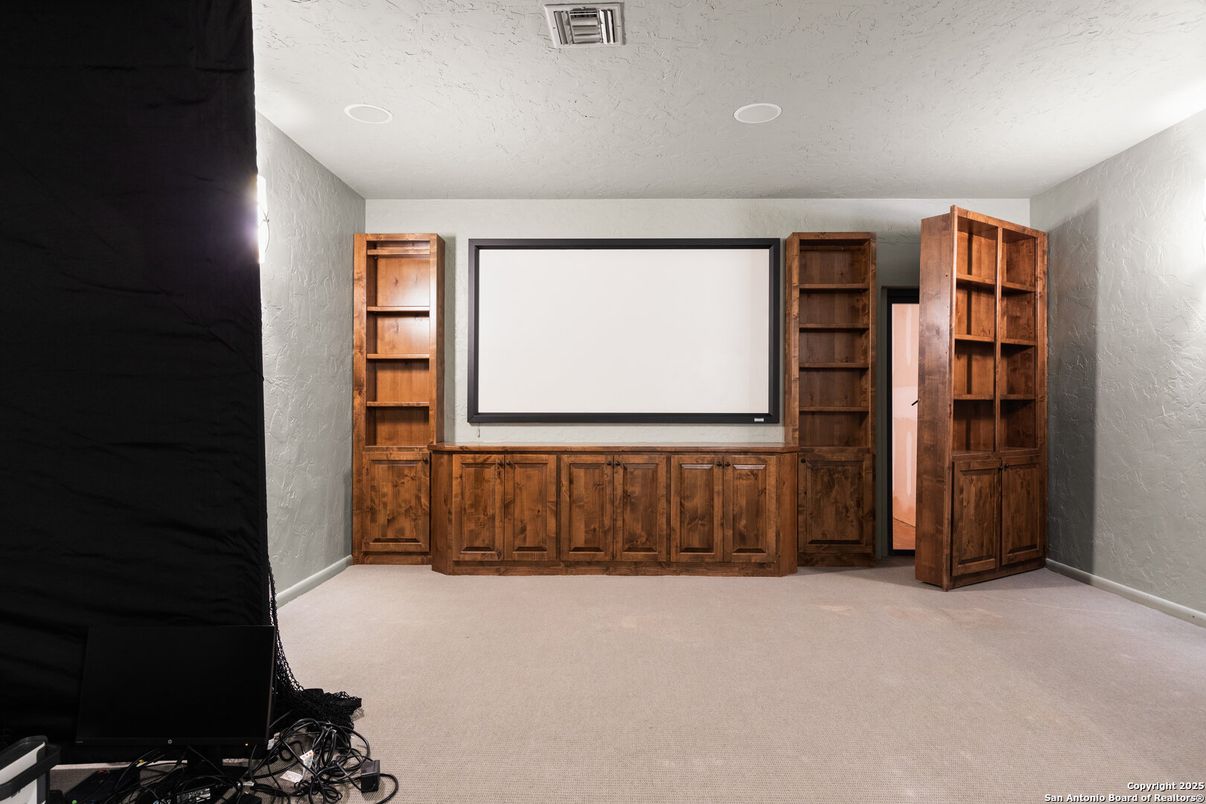 Empty room, Interior, Projection Screen, Recessed Lighting, Theatre Room