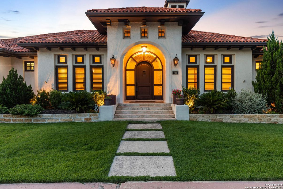 Exterior, Facade, Mediterranean
