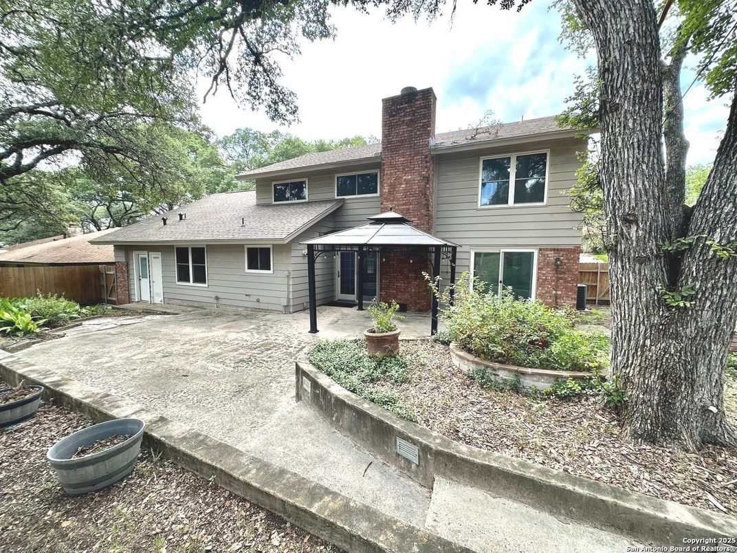 Backyard, Exterior, Facade, Brick Facade, Split Level