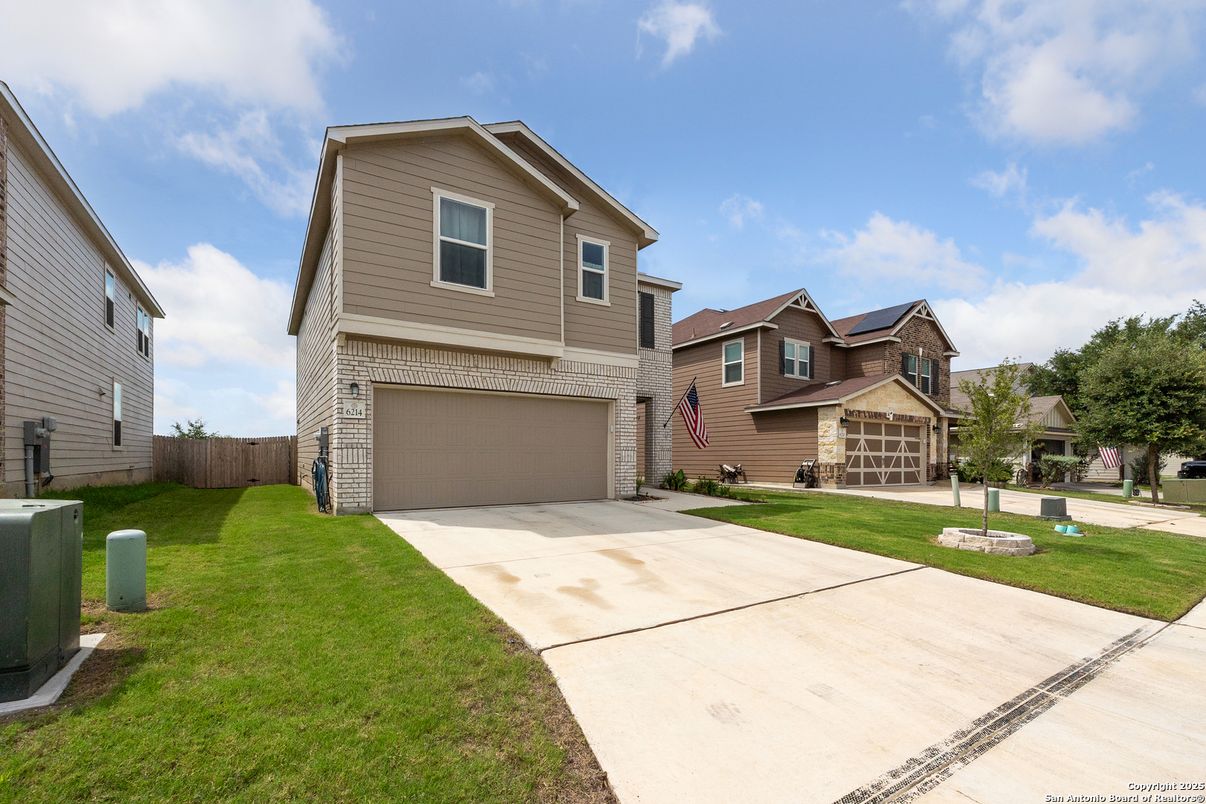 Attached, Exterior, Facade, American Craftsman
