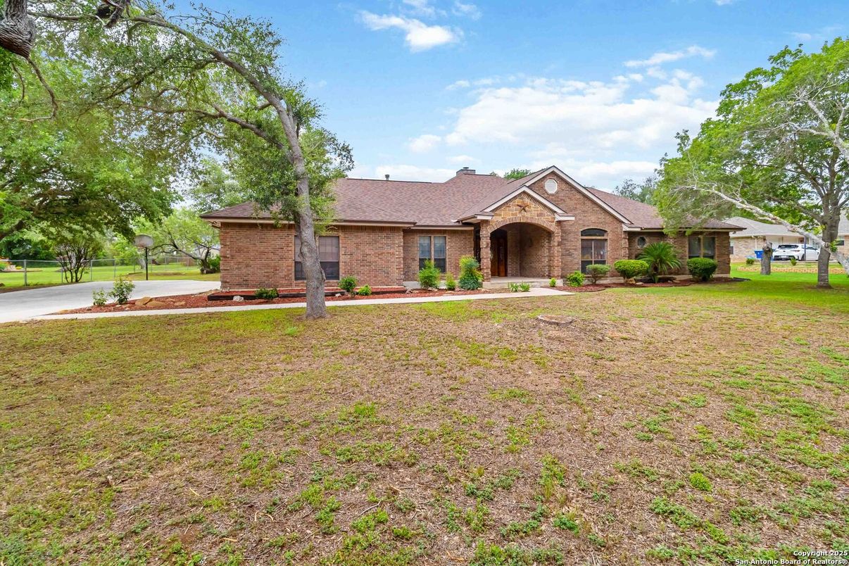 Backyard, Exterior, Facade, Brick Facade, Ranch