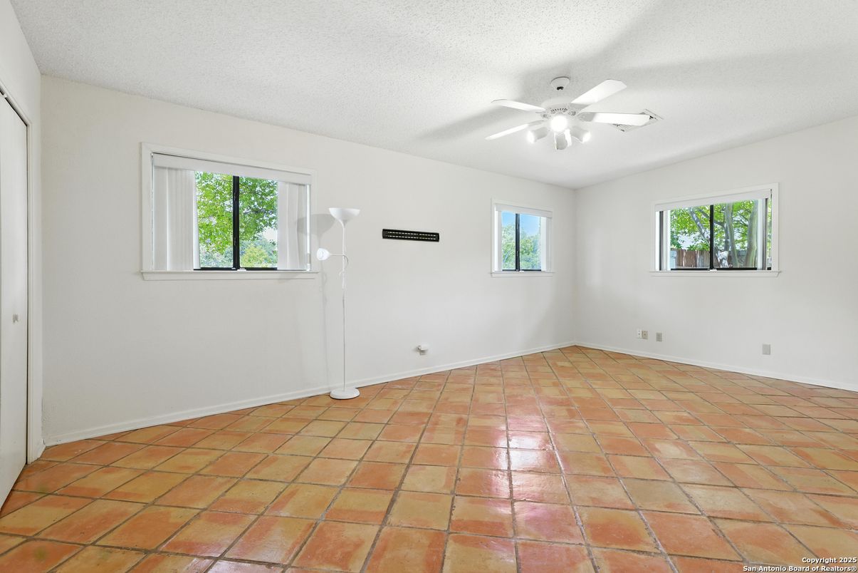 Empty room, Interior