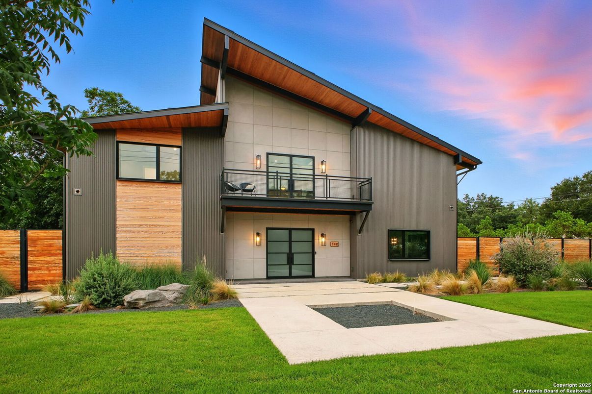 Backyard, Exterior, Facade, Modern