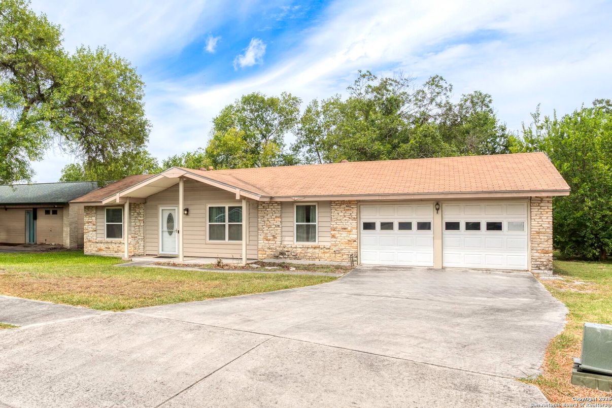 Attached, Exterior, Facade, Ranch