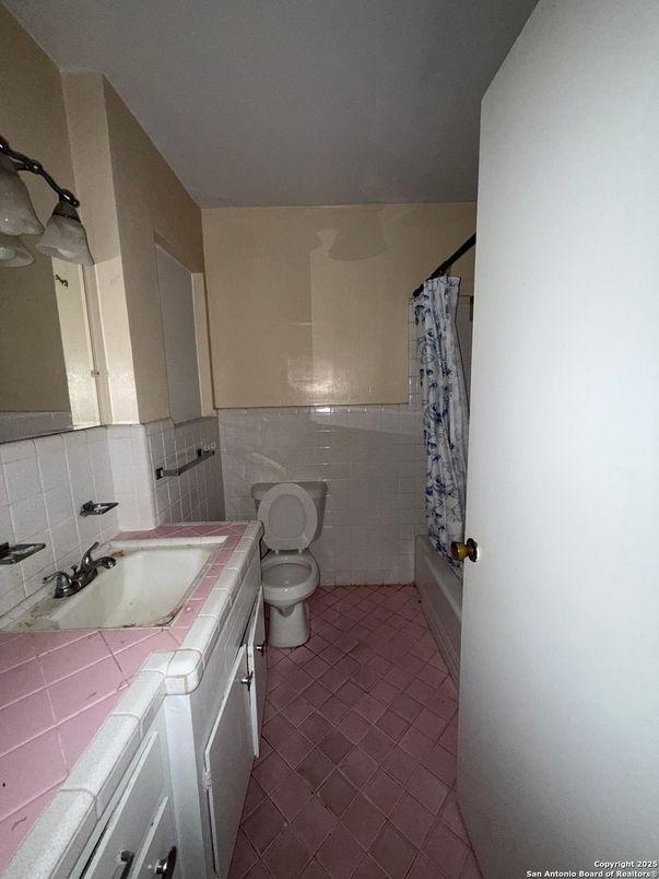 Bathroom, Interior, Tile Countertops