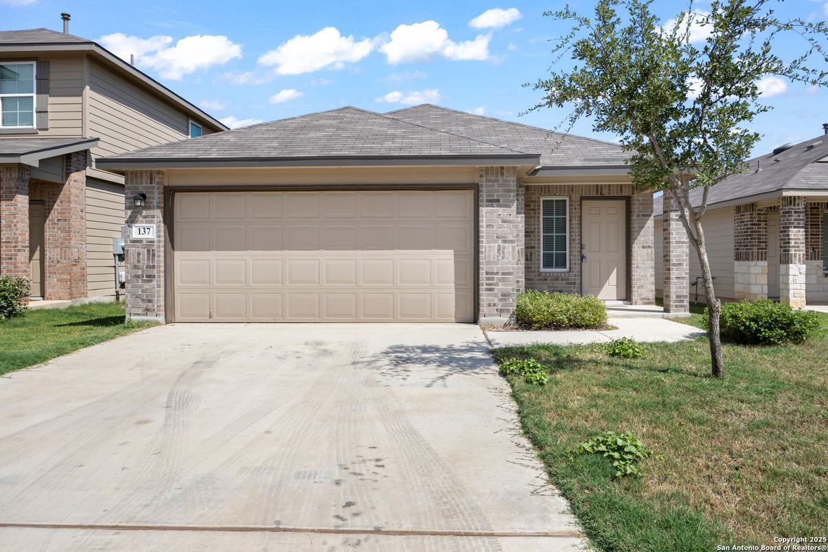 Attached, Exterior, Facade, Brick Facade, Ranch