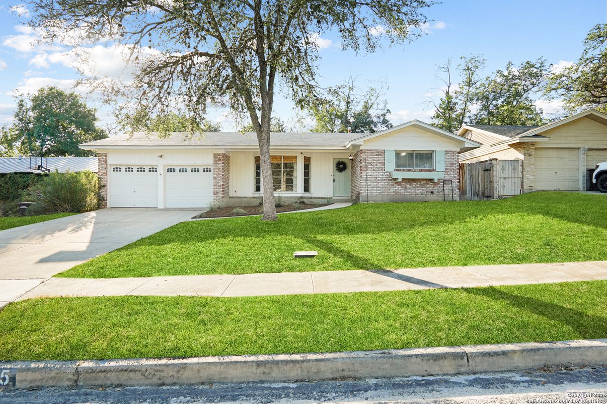 Attached, Exterior, Facade, Ranch