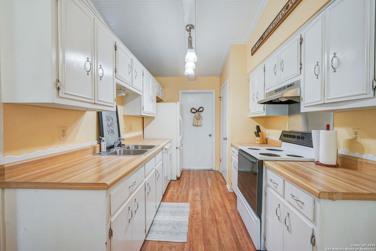 Interior, Kitchen, Pendant Lights, Wood Texture Flooring