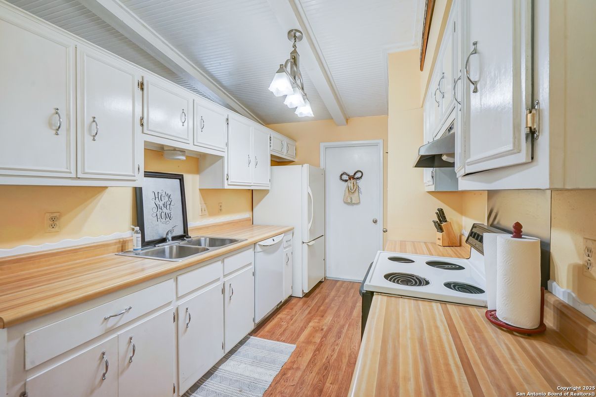 Interior, Kitchen, Pendant Lights, Wood Texture Flooring