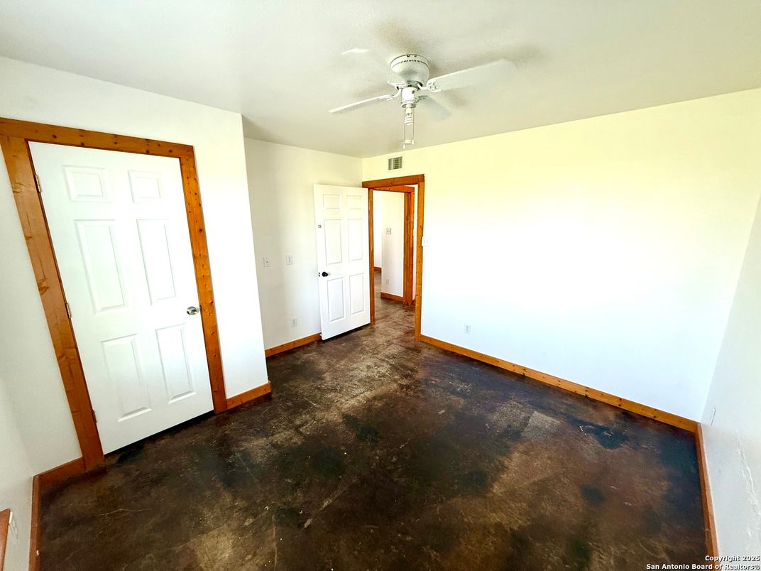 Empty room, Interior