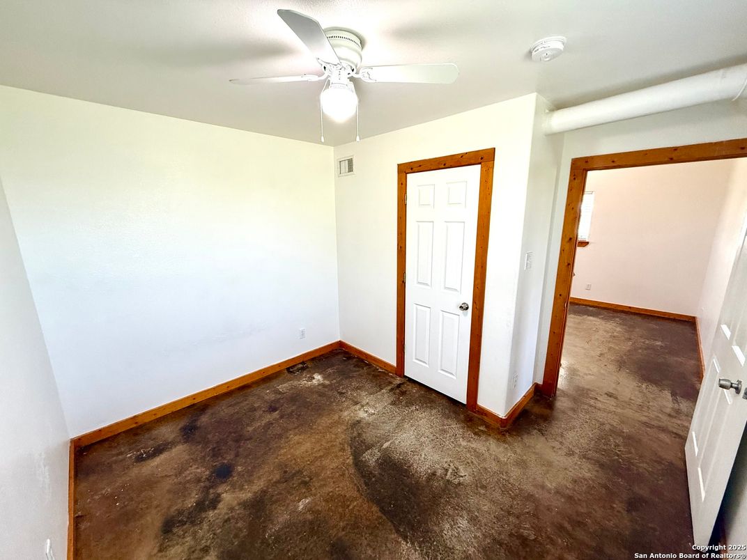 Empty room, Interior