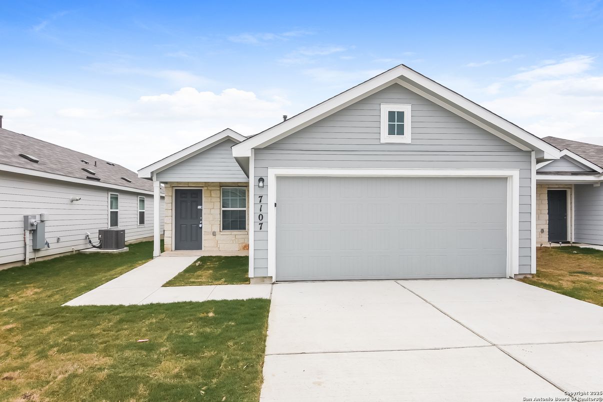 Attached, Exterior, Facade, American Craftsman