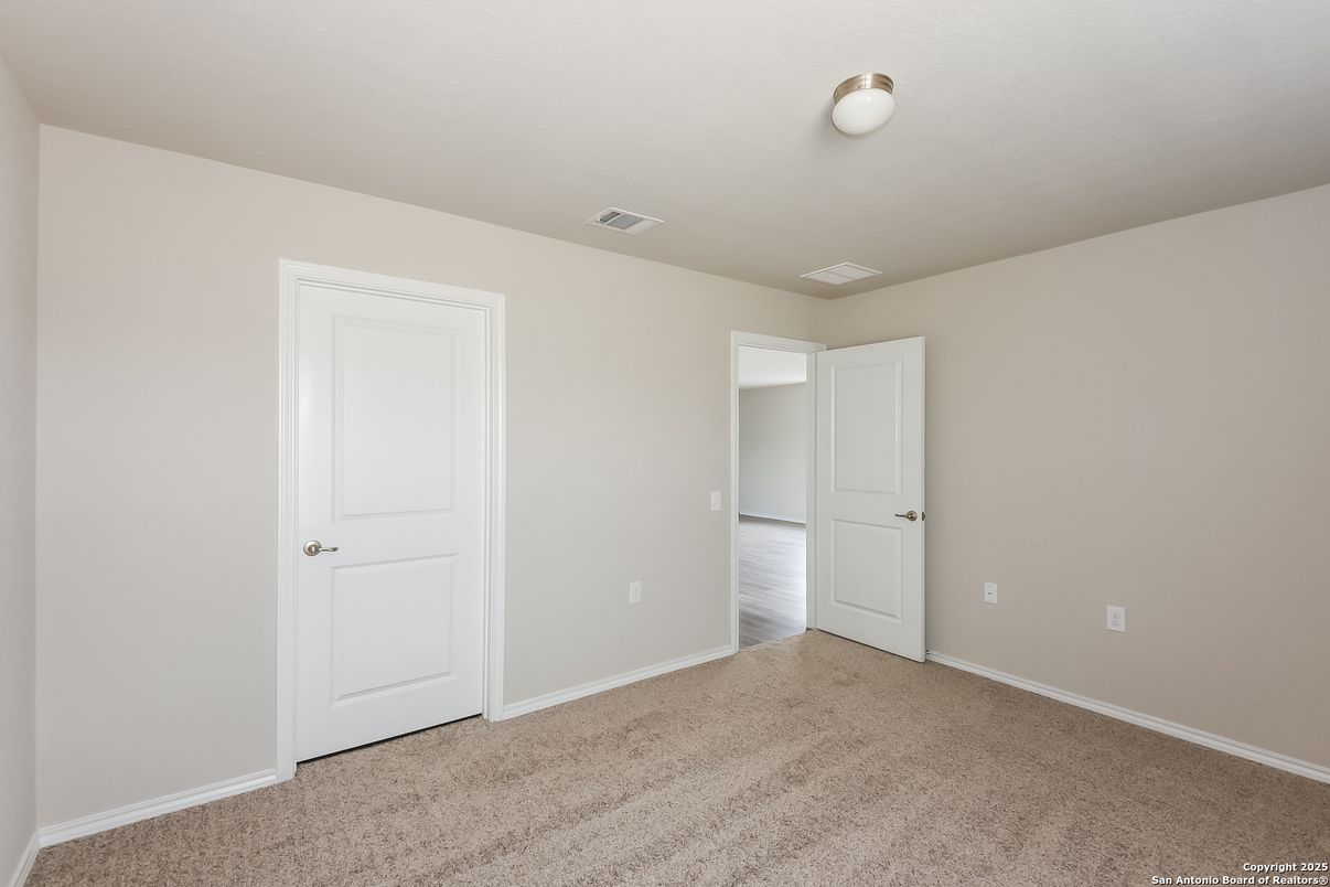Empty room, Interior