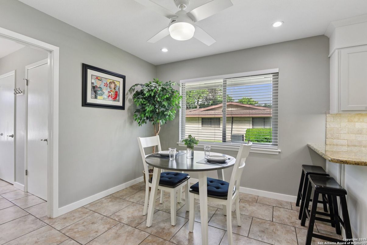 Dining room, Interior, Recessed Lighting