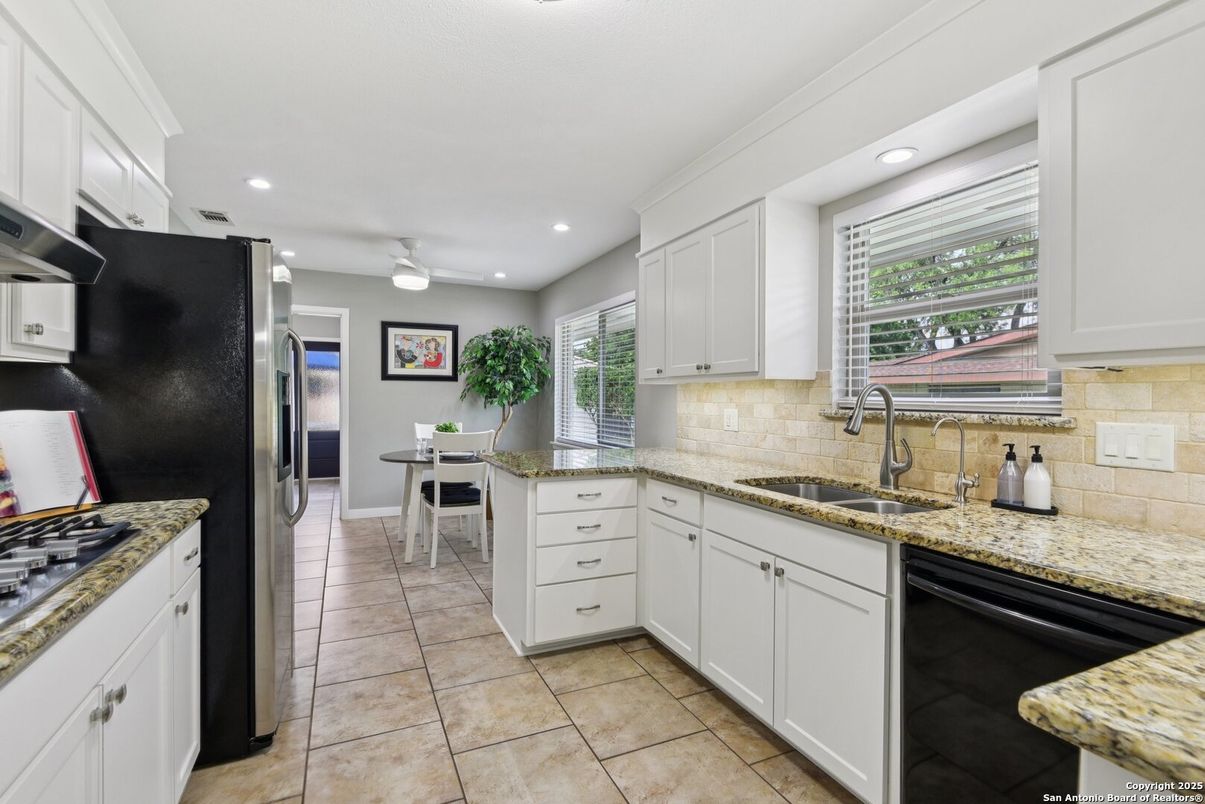 Dining room, Interior, Kitchen, Recessed Lighting