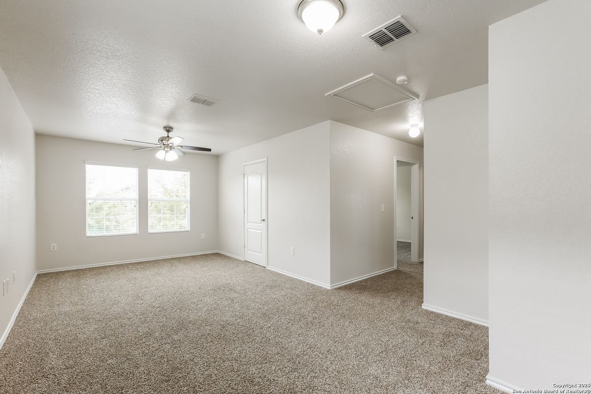 Empty room, Interior