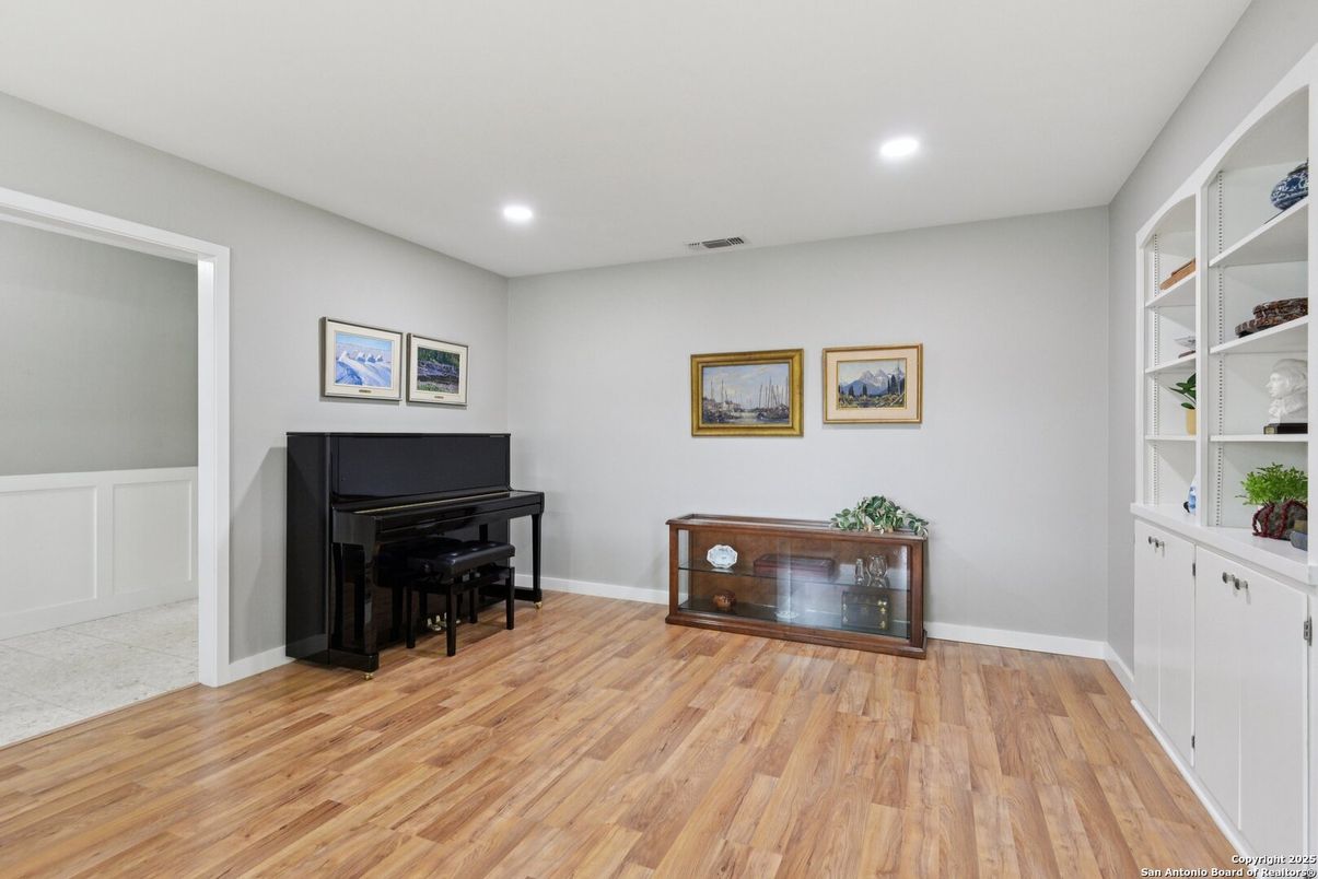 Interior, Piano, Recessed Lighting, Wood Texture Flooring