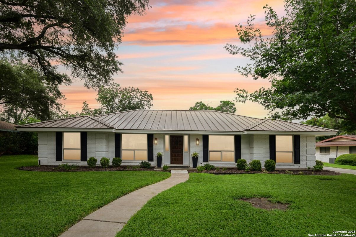 Backyard, Exterior, Facade, Ranch