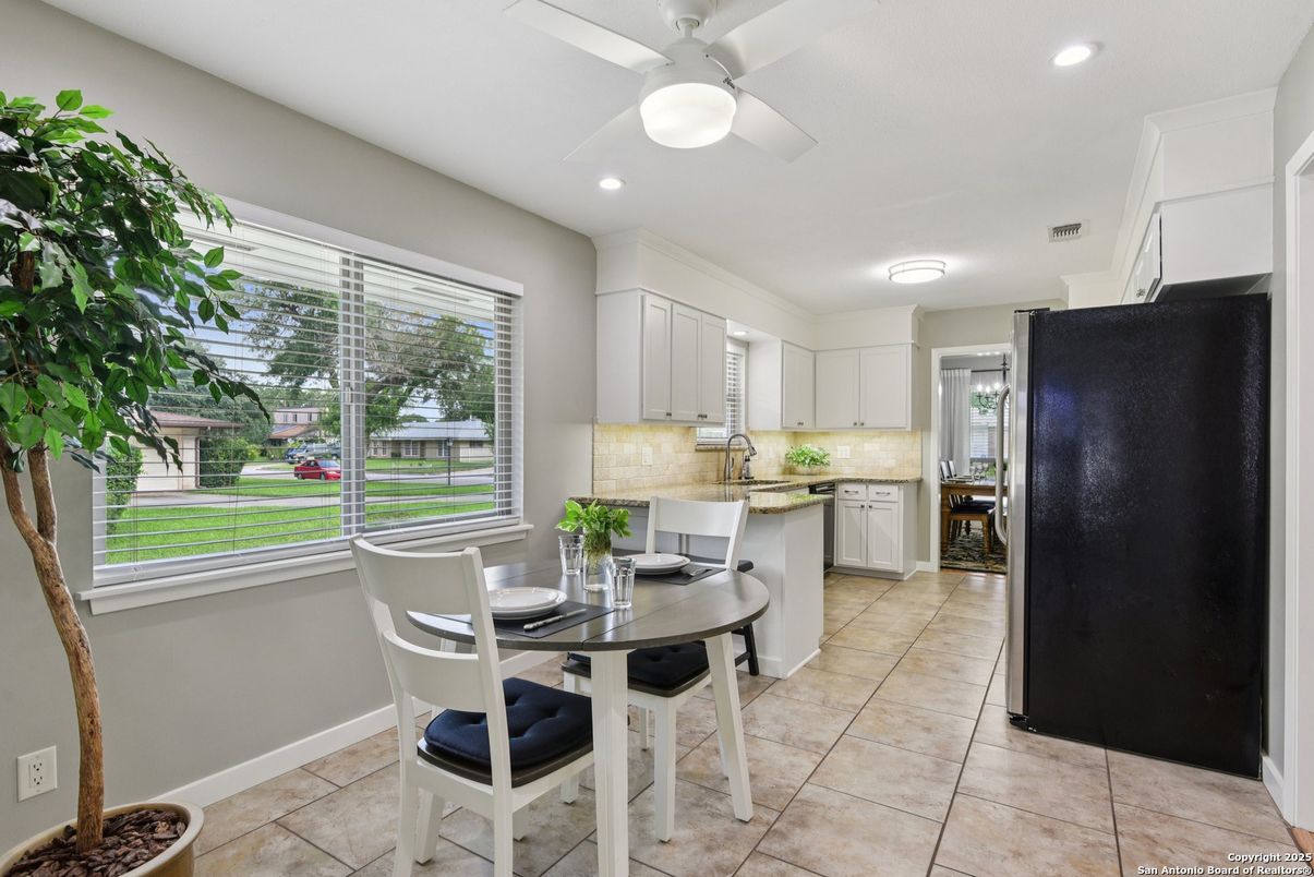 Dining room, Interior, Kitchen, Recessed Lighting
