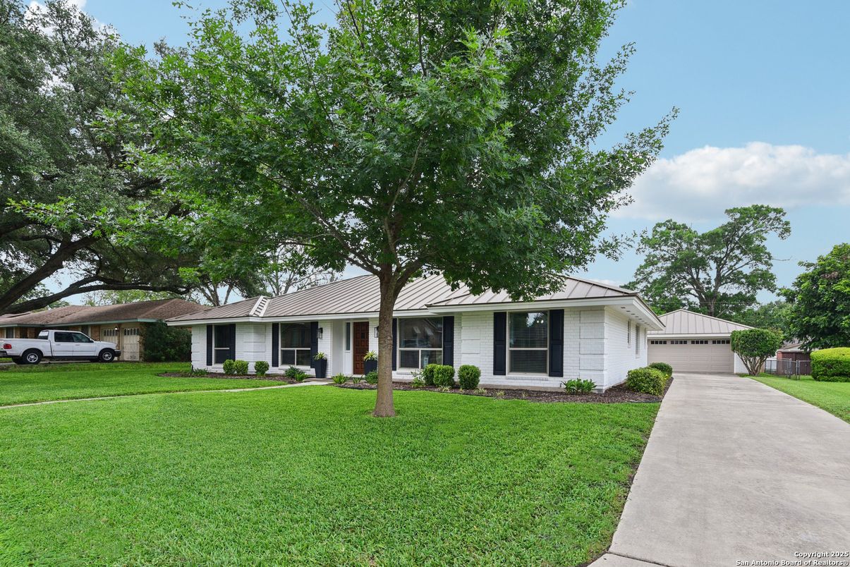 Exterior, Facade, Ranch