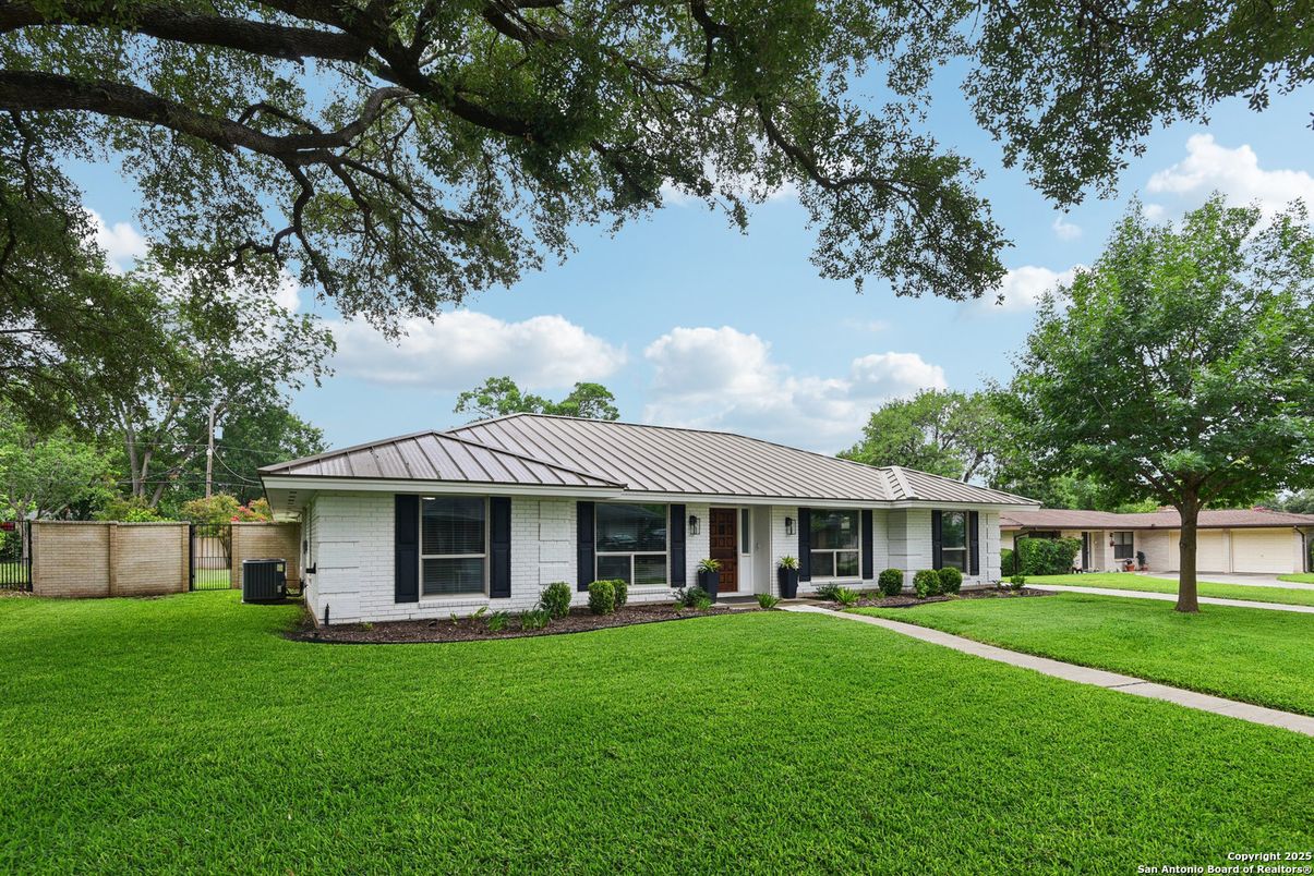 Backyard, Exterior, Facade, Ranch