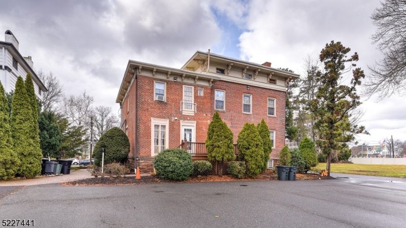 Exterior, Facade, Brick Facade, Georgian
