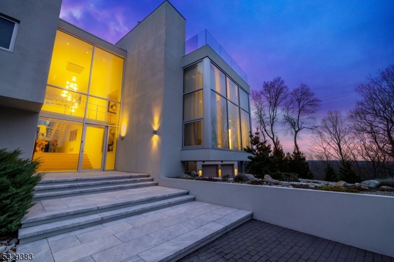 Exterior, Facade, Modern