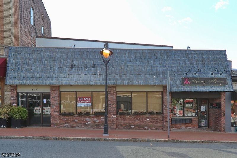 Exterior, Facade, Brick Facade, Highrise