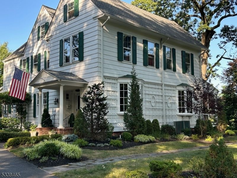 Exterior, Facade, Queen Anne Victorian