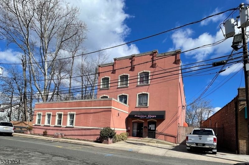 Exterior, Facade, Rowhouse