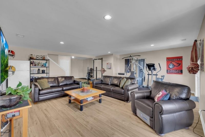 Fitness Equipment, Interior, Living room, Recessed Lighting, Wood Texture Flooring
