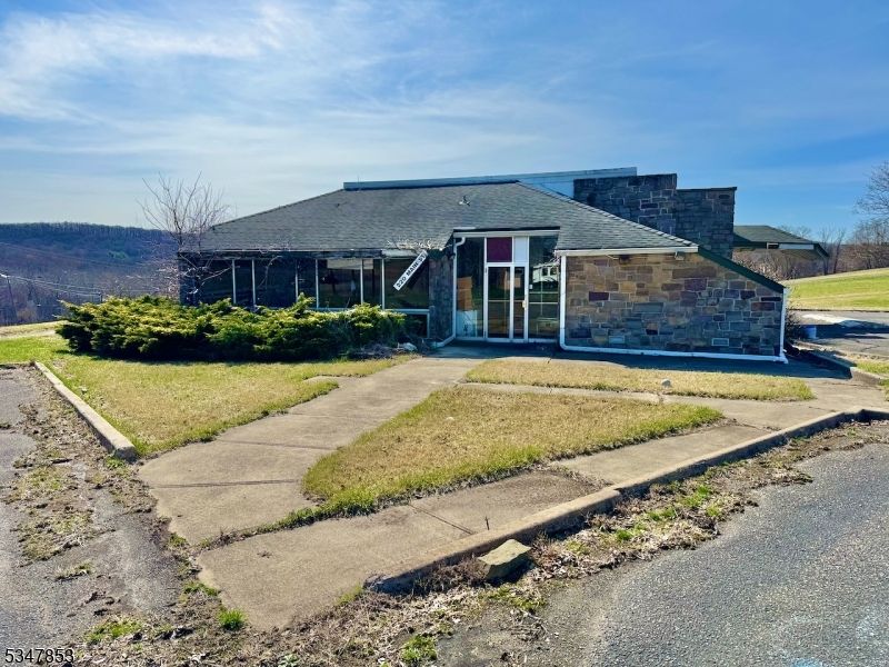 Backyard, Exterior, Facade, Ranch