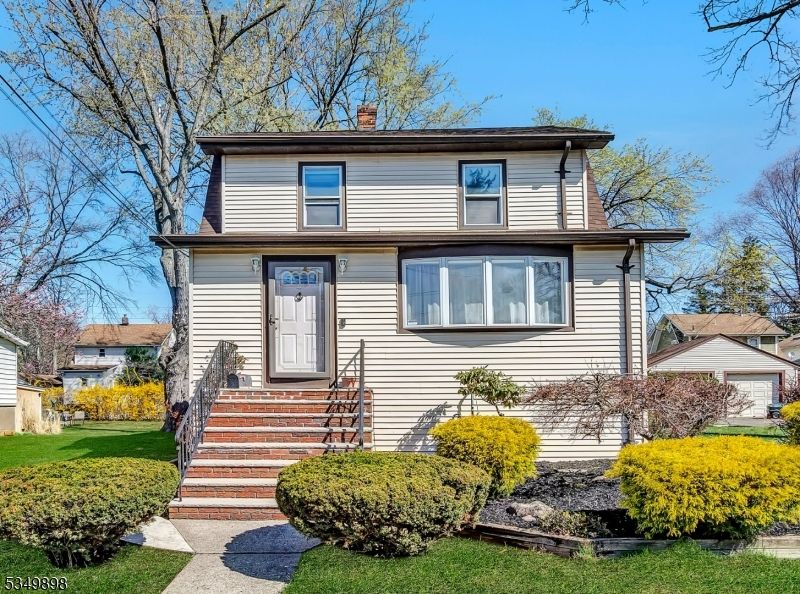 Exterior, Facade, American Foursquare