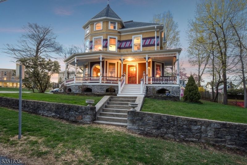 Backyard, Exterior, Facade, Queen Anne Victorian