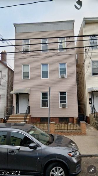 Exterior, Facade, Brick Facade, Rowhouse
