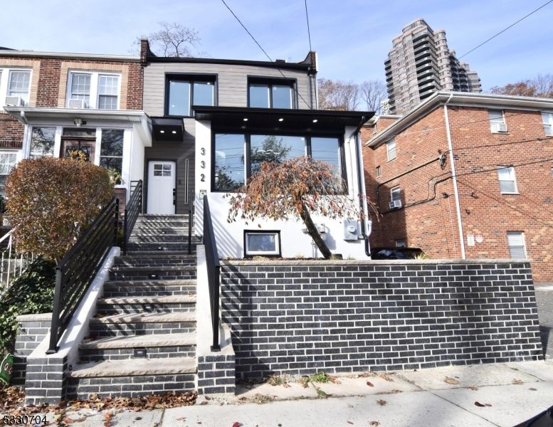 Exterior, Facade, Brick Facade, Rowhouse
