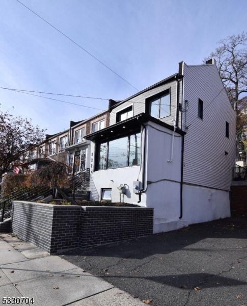 Exterior, Facade, Modern