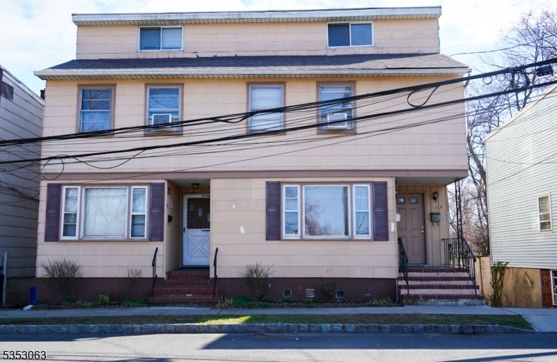 Exterior, Facade, American Foursquare