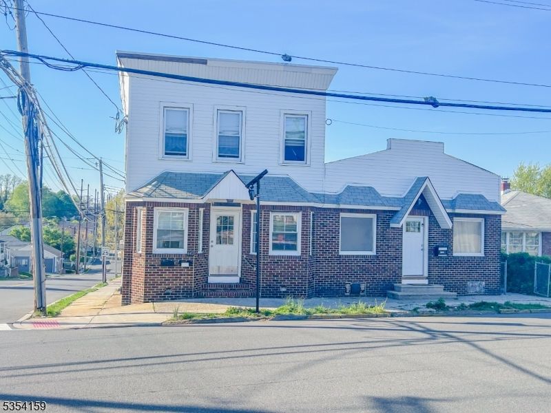 Exterior, Facade, Brick Facade, Rowhouse