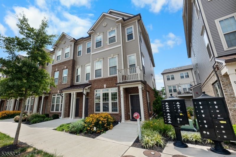 Exterior, Facade, Brick Facade, Rowhouse